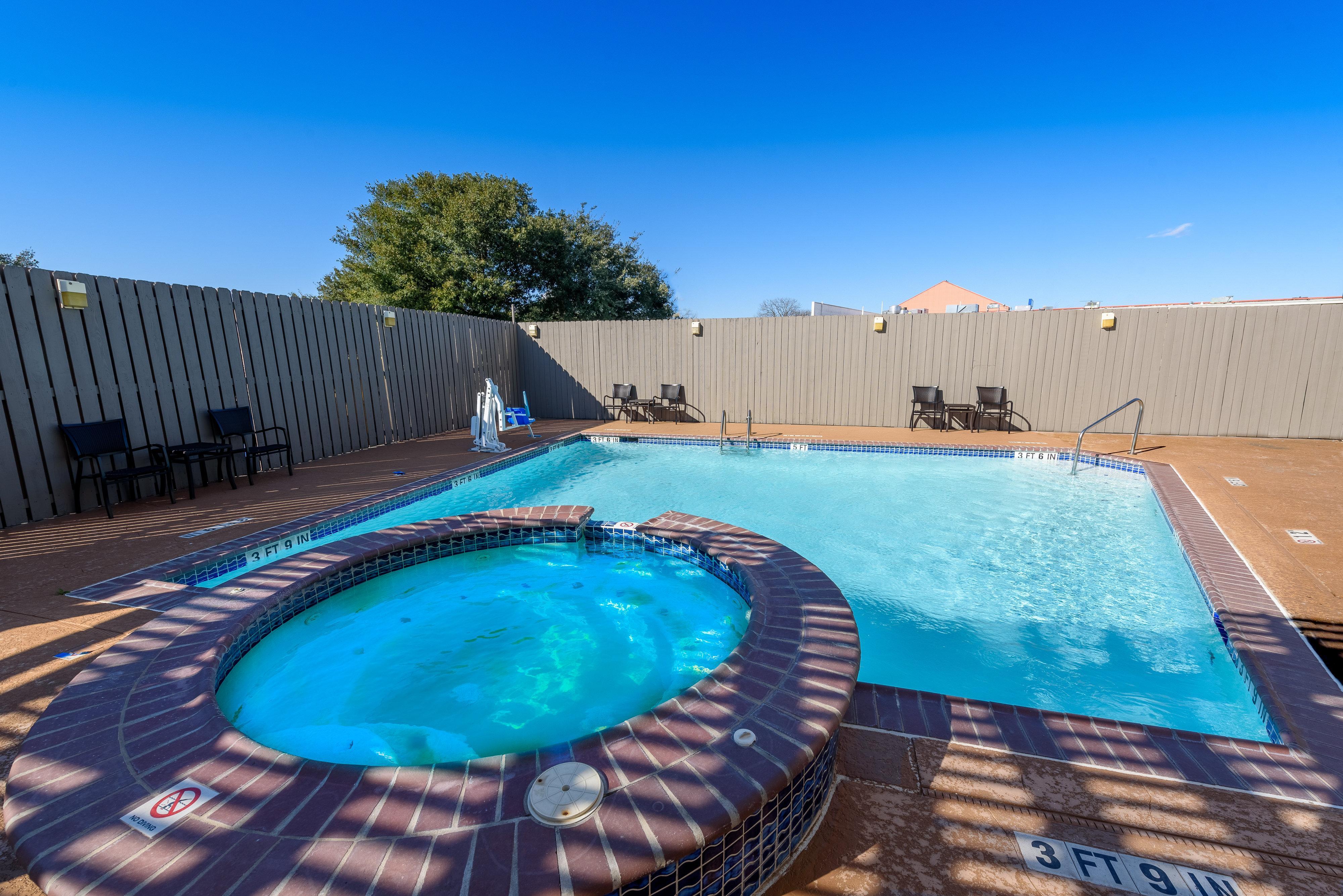 Holiday Inn Express Hotel And Suites Bastrop By Ihg Exterior foto